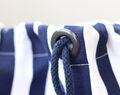 Wäschekorb Für Die Uni Mit Marineblauen Streifen Und Personalisiertem Baumwolletikett