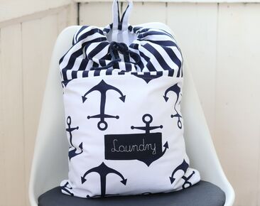 Wäschekorb für die Uni mit marineblauen Streifen und personalisiertem Baumwolletikett