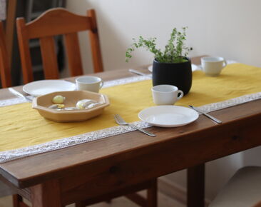 Lieldienu galda celiņš, dzeltenas lina dekorācijas ar mežģīnēm