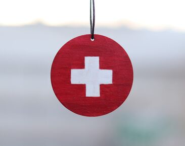 Kerst ornament gepersonaliseerd, Zwitsers bagagelabel, handgeschilderde vlag van Zwitserland, reiscadeau