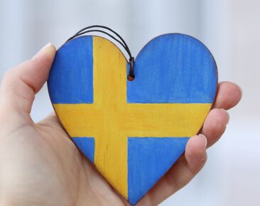 Zweeds kerstornament gepersonaliseerd, Scandinavisch handgeschilderd bagagelabel, Zweden cadeau voor reiziger