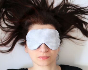 Verstellbare Schlafaugenmaske, organische Augenabdeckung für Reisen, grau-weiß karierte Reisegeschenke aus Baumwolle