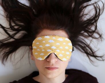 Maschera per gli occhi per dormire regolabile, fodera per dormire per occhi color senape con stampa nuvole, regali di viaggio organici per lei