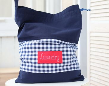 Kelioninis skalbinių krepšys su individualia etikete, kelioniniai aksesuarai, tinklinis apatinio trikotažo krepšys, languotas audinys, individualizuotas krepšys, pižamos krepšys