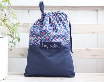 Taška na špinavé oblečenie z modrej Retro kvetinovej bavlny Cestovná taška na bielizeň s menom