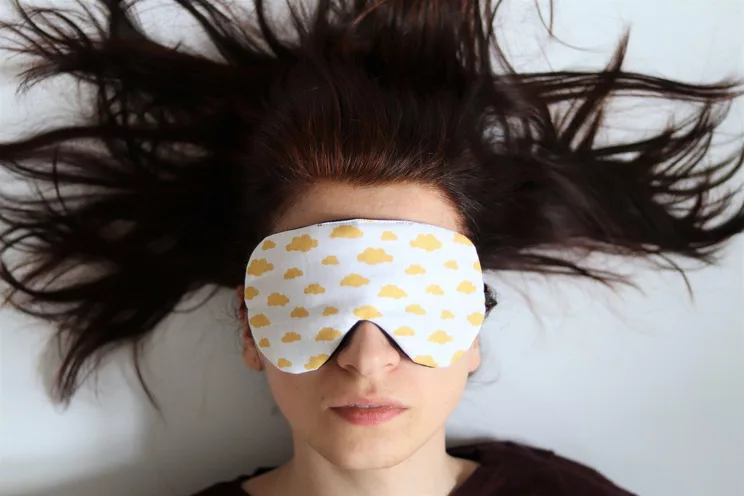 Masque pour les yeux de sommeil réglable, couverture de sommeil pour les yeux moutarde à imprimé nuages, cadeaux de voyage bio pour elle