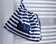 Borsa per asciugacapelli per casa al mare, supporto per asciugacapelli a righe blu navy, organizer per asciugacapelli Airbnb, borsa per accessori per capelli nautici
