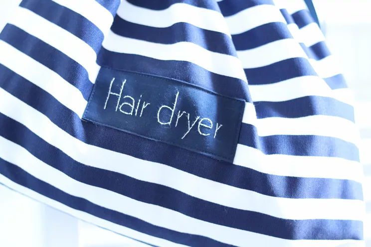 Sac de sèche-cheveux pour maison de plage, porte-sèche-cheveux à rayures bleu marine, organisateur de sèche-cheveux Airbnb, sac d'accessoires pour cheveux nautiques